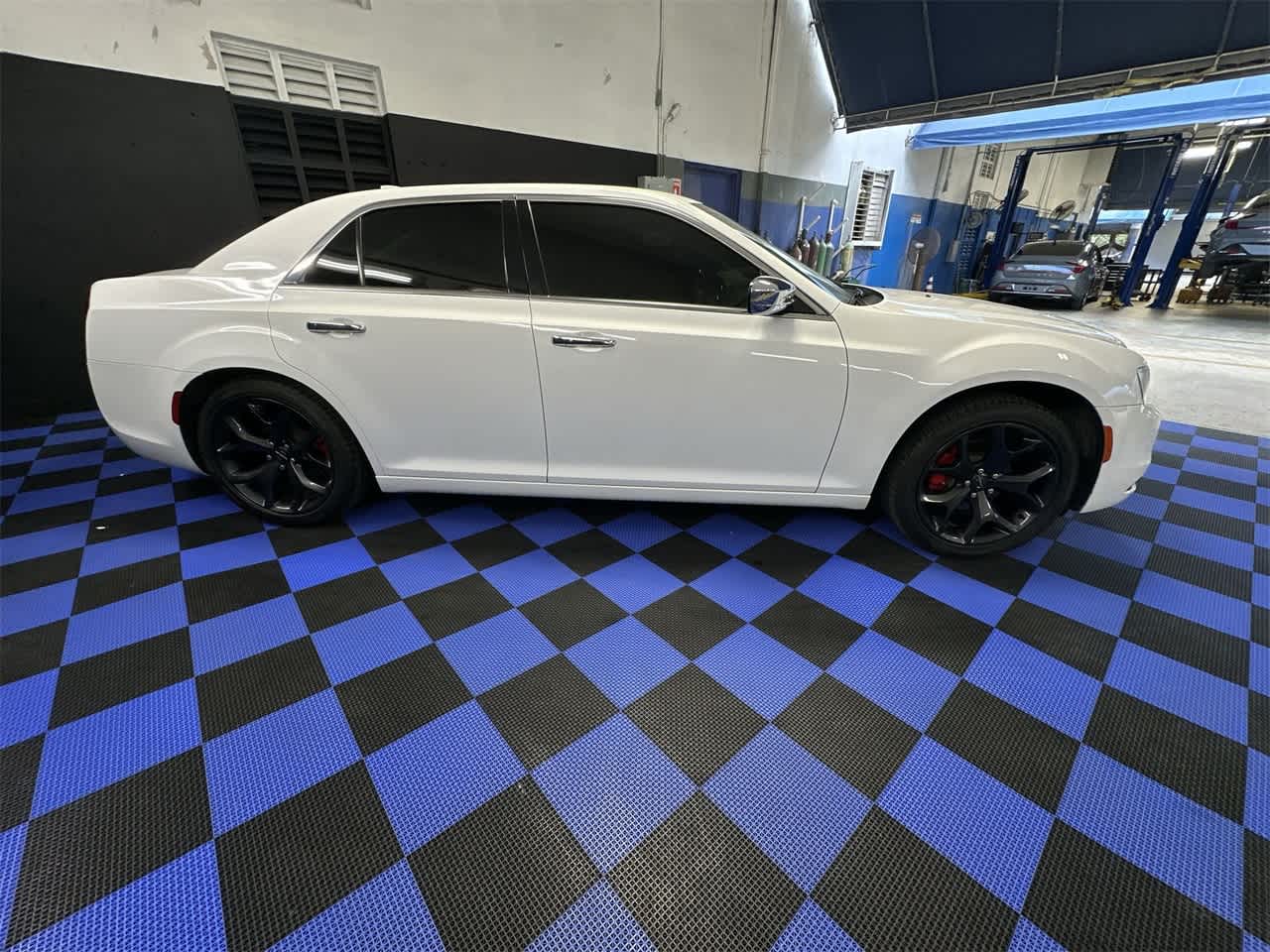 2019 Chrysler 300 Limited 4