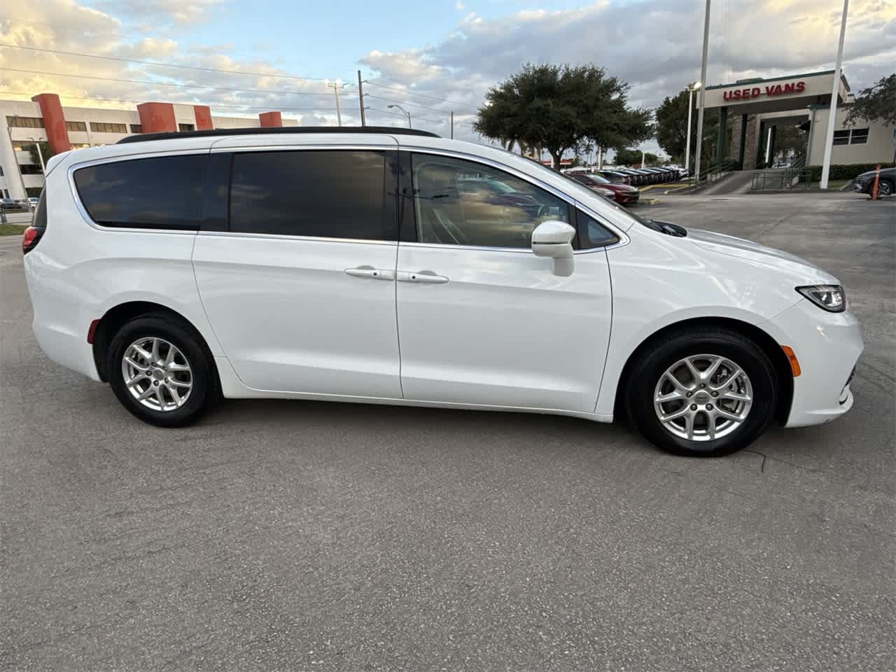 2022 Chrysler Pacifica Touring L 4