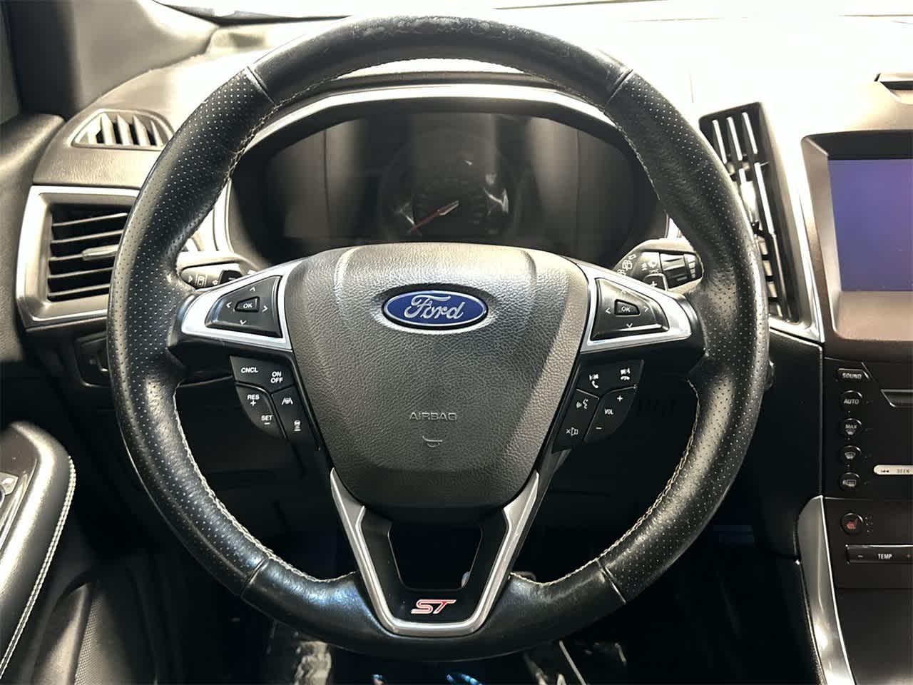 2019 Ford Edge ST 13