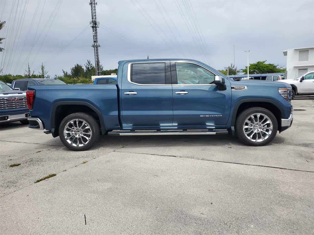 2024 GMC Sierra 1500 SLT 2WD Crew Cab 147 4