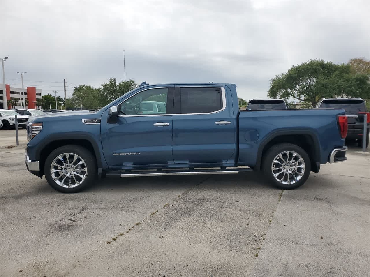 2024 GMC Sierra 1500 SLT 2WD Crew Cab 147 8