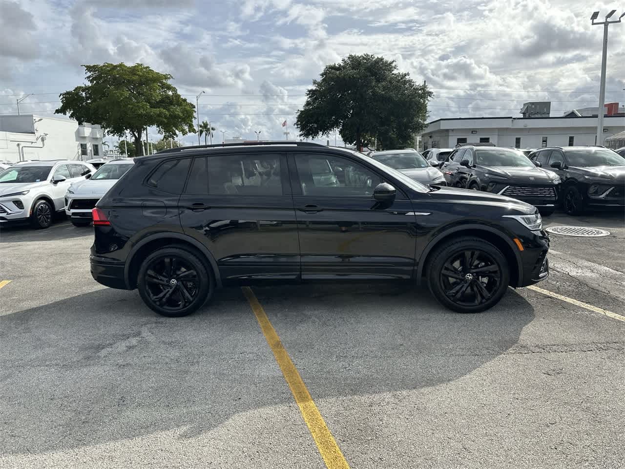 2023 Volkswagen Tiguan SE R-Line Black 10