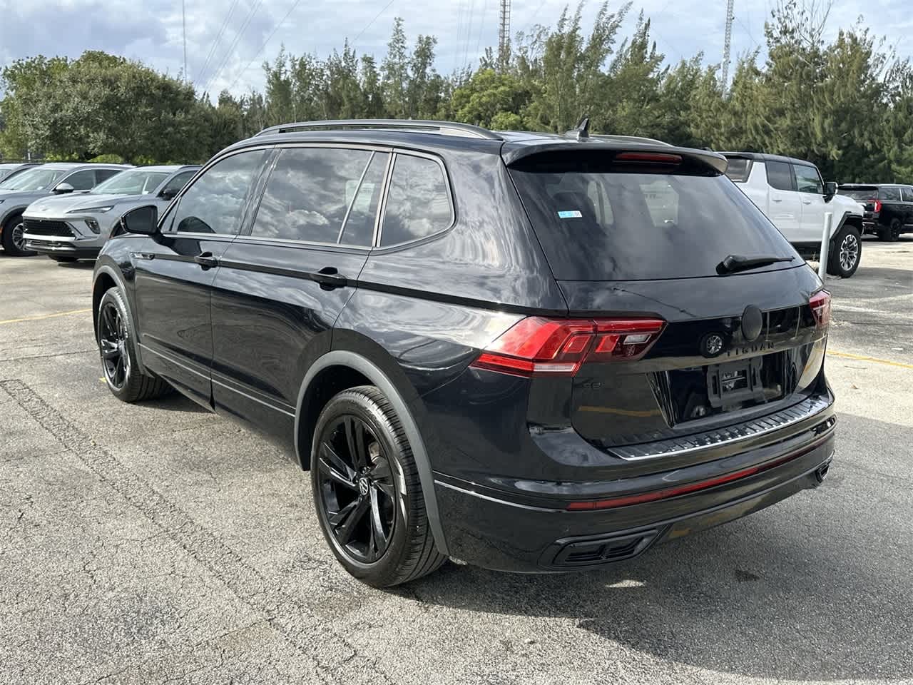 2023 Volkswagen Tiguan SE R-Line Black 13