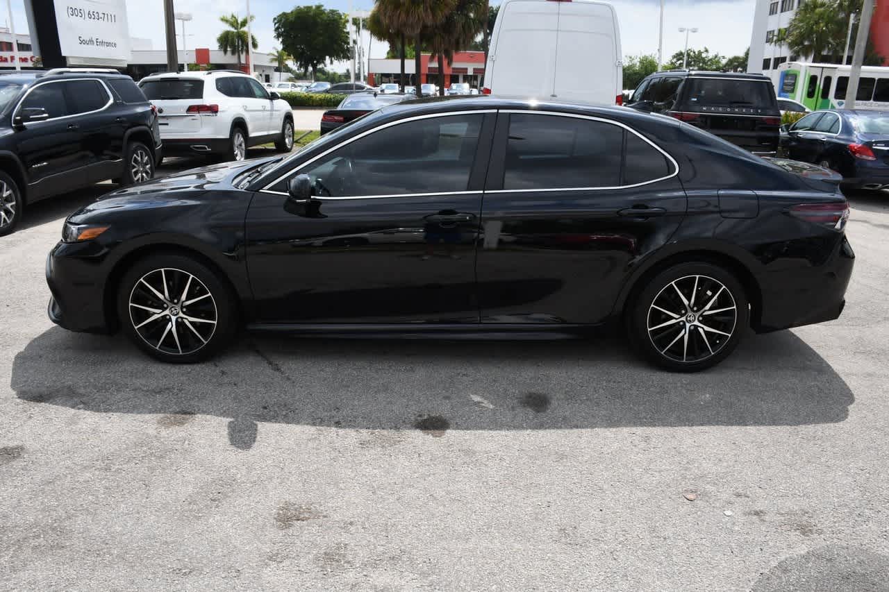 2022 Toyota Camry SE 2