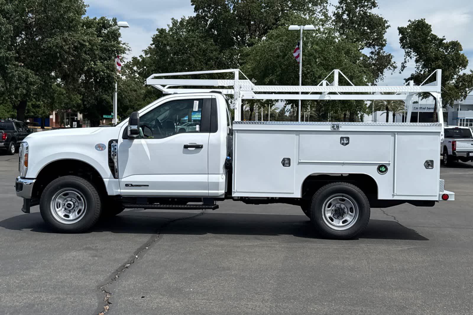 New 2026 Ford Super Duty F-350 SRW Chassis Cab Truck