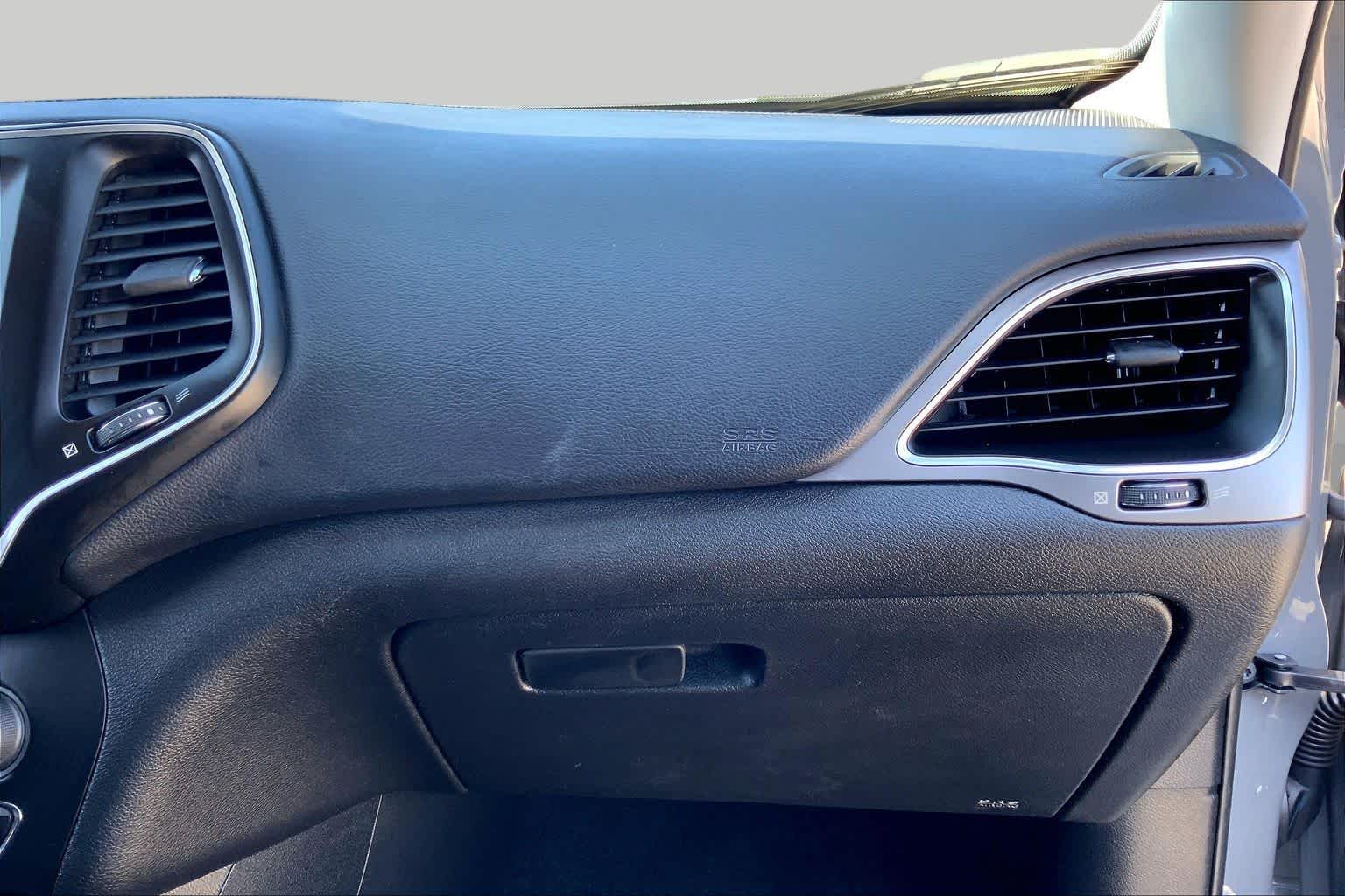 2021 Jeep Cherokee photo 18 of 36