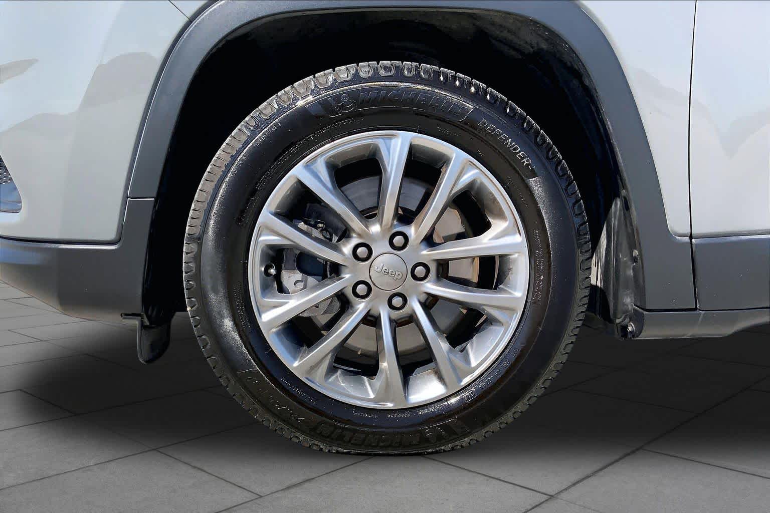 2021 Jeep Cherokee photo 11 of 36
