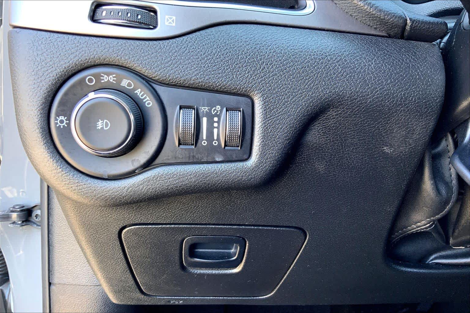 2021 Jeep Cherokee photo 33 of 36
