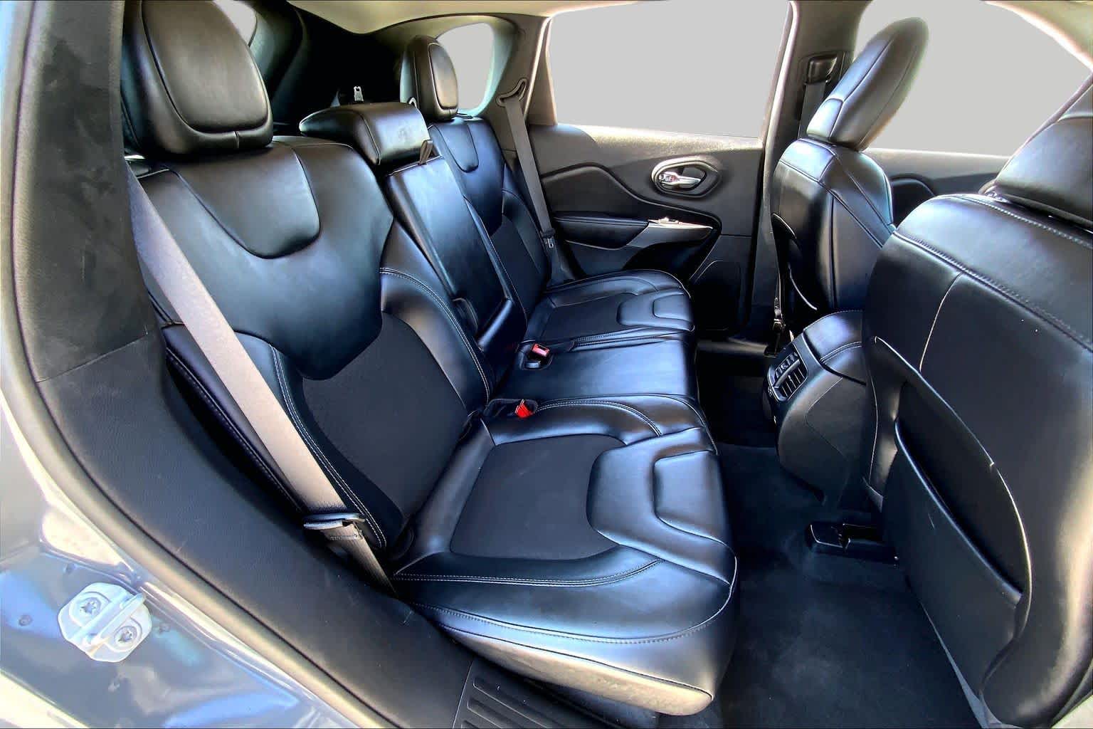 2021 Jeep Cherokee photo 19 of 36