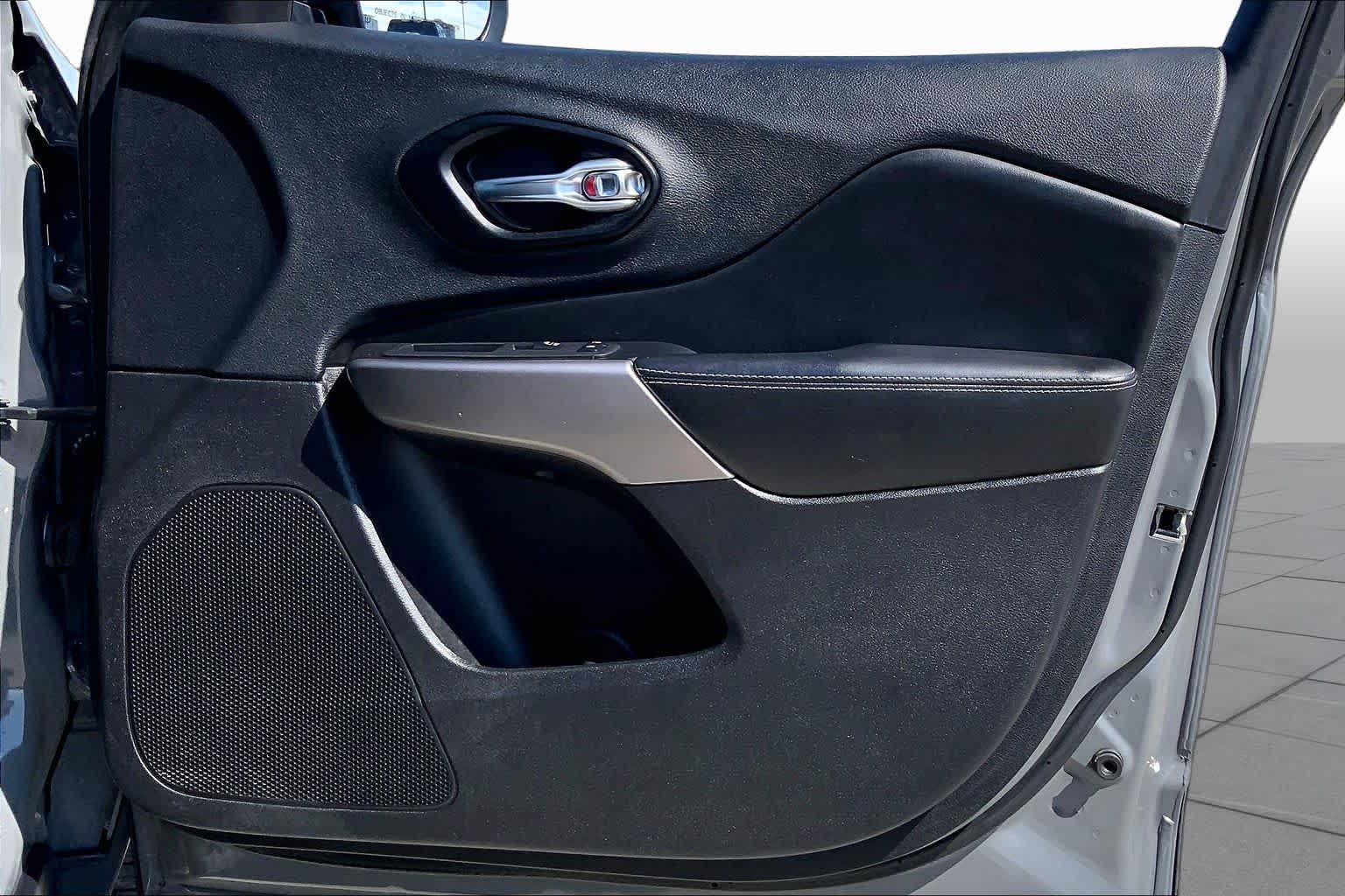 2021 Jeep Cherokee photo 22 of 36