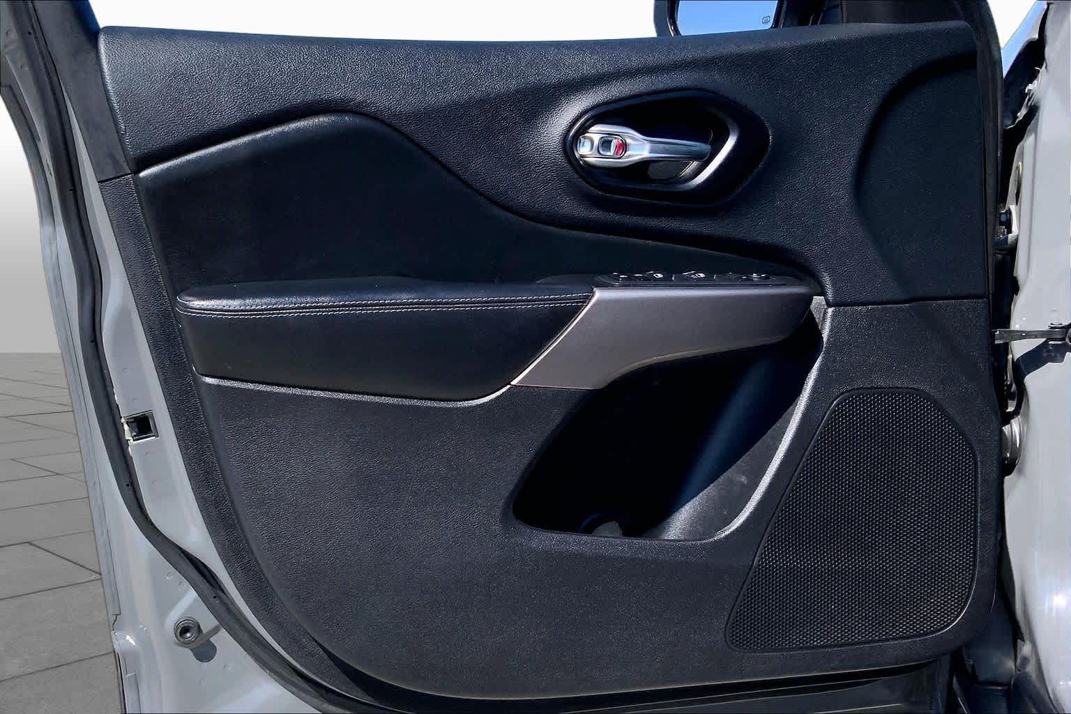 2021 Jeep Cherokee photo 21 of 36