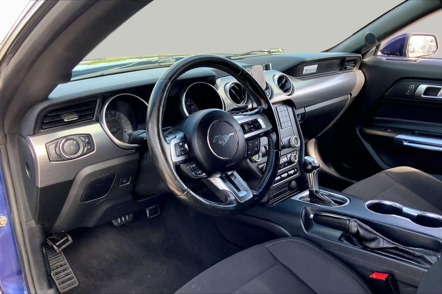 2019 Ford Mustang photo 17 of 36