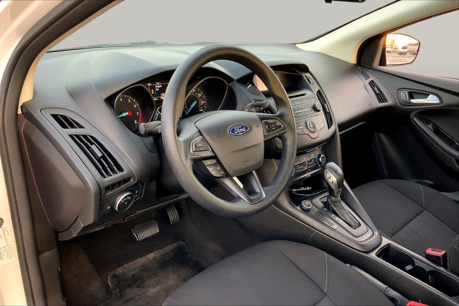 2017 Ford Focus photo 17 of 36