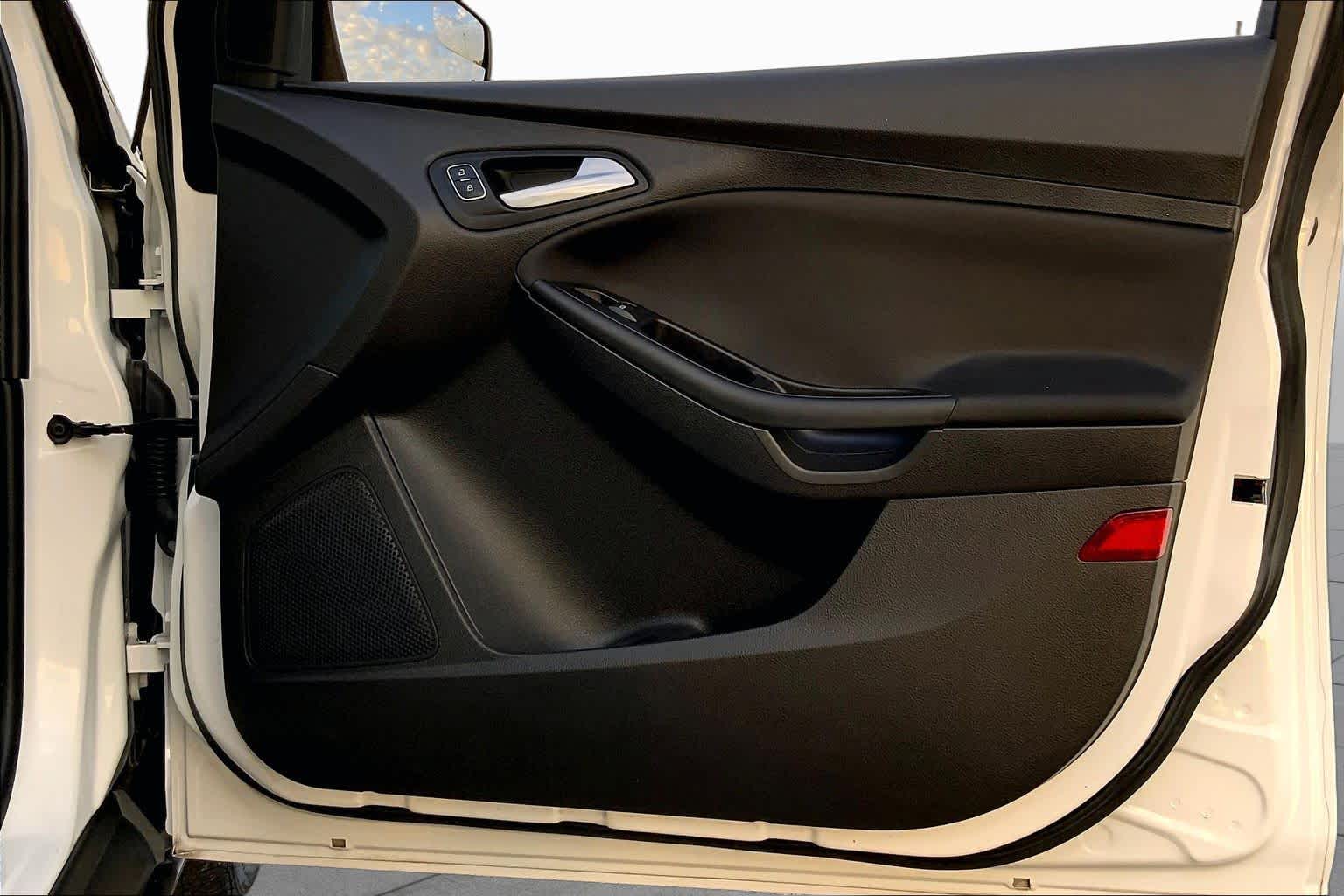 2017 Ford Focus photo 22 of 36