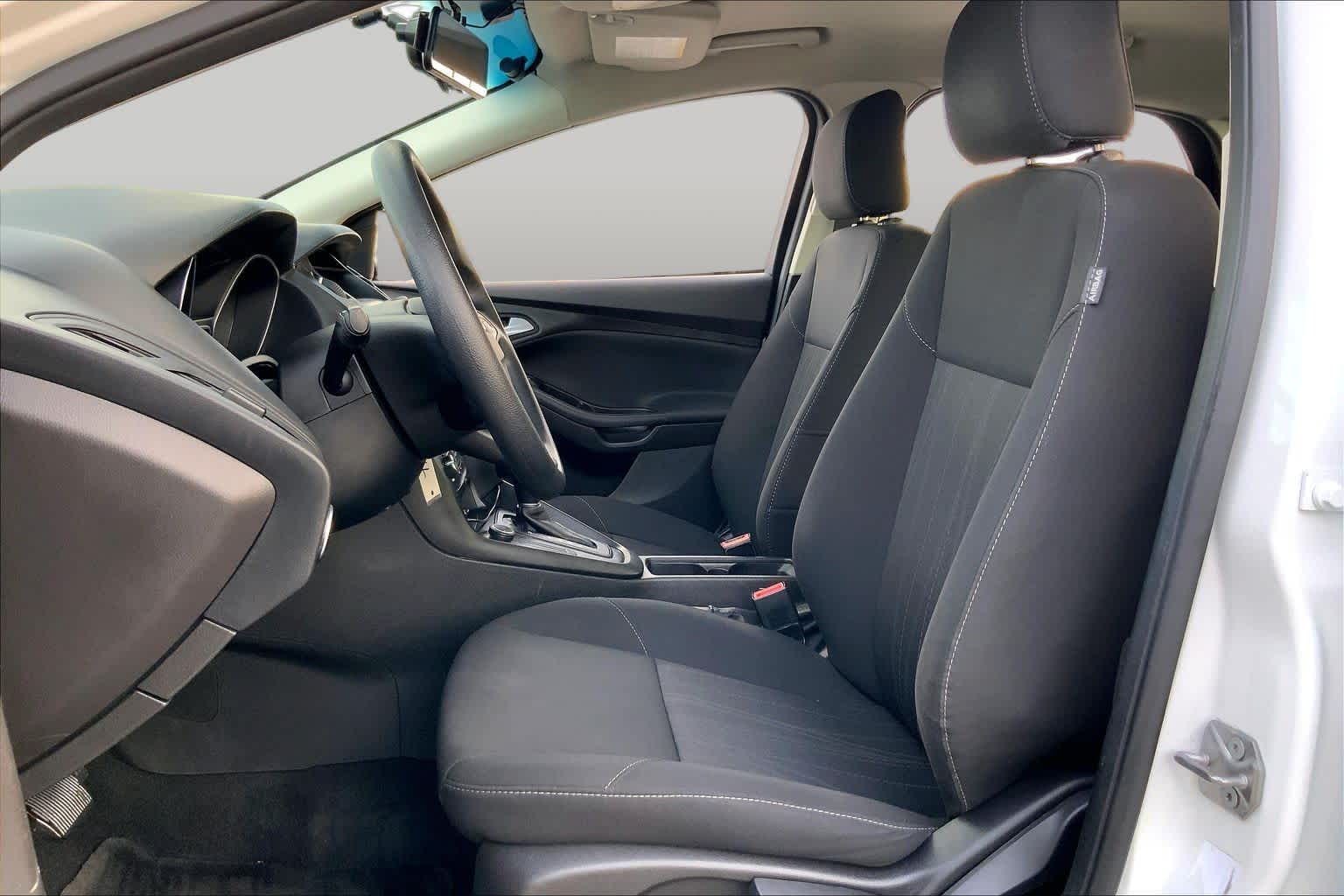 2017 Ford Focus photo 8 of 36