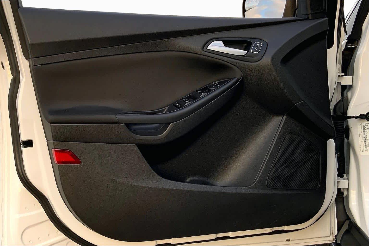 2017 Ford Focus photo 21 of 36