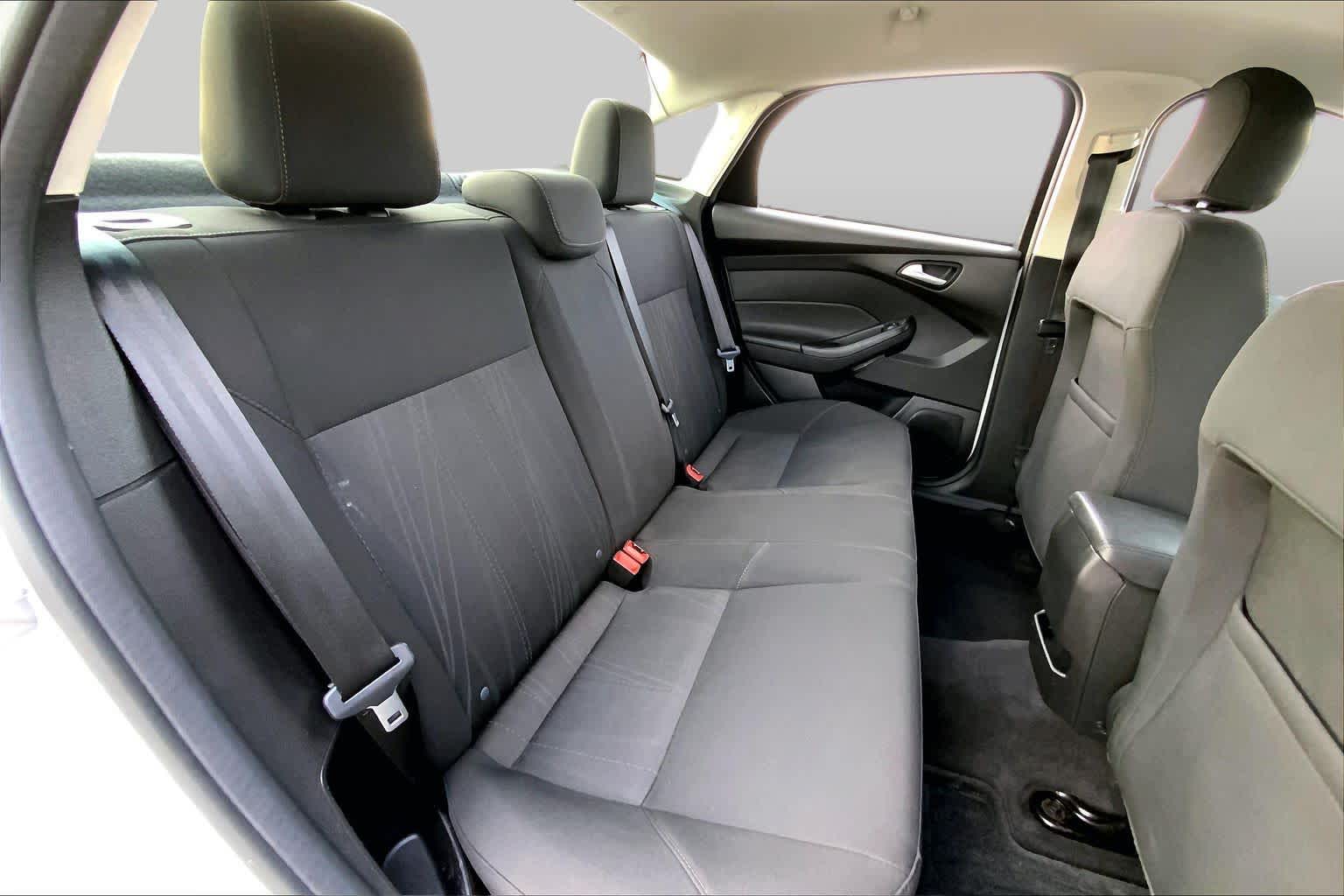 2017 Ford Focus photo 19 of 36