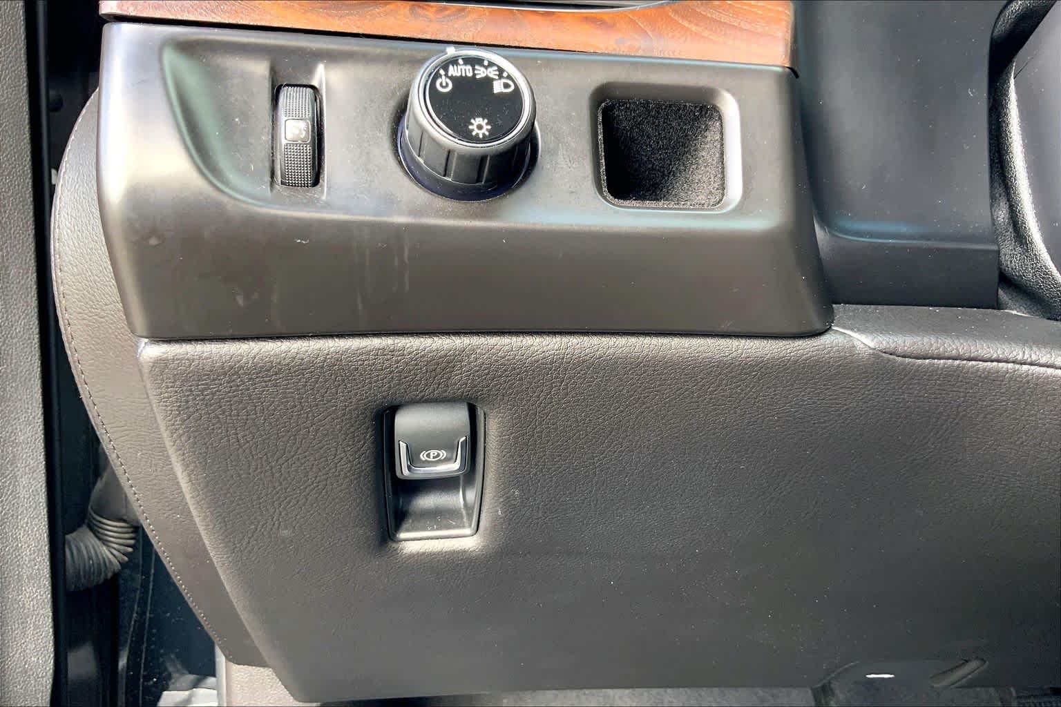 2015 Cadillac Escalade photo 33 of 36