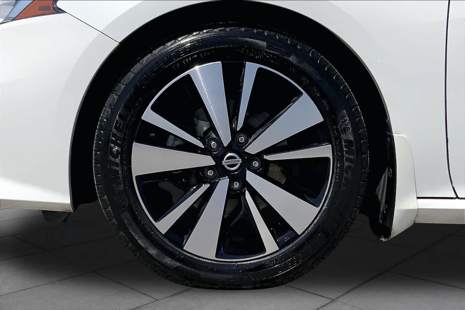 2019 Nissan Altima 2.5 SL Pearl White Tricoat at Sterling McCall Nissan