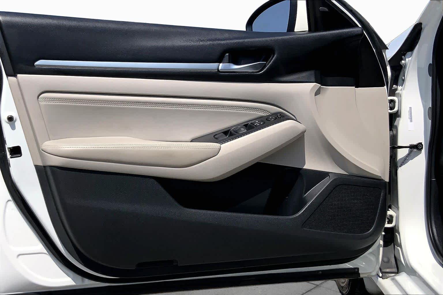 2019 Nissan Altima 2.5 SL Pearl White Tricoat at Sterling McCall Nissan