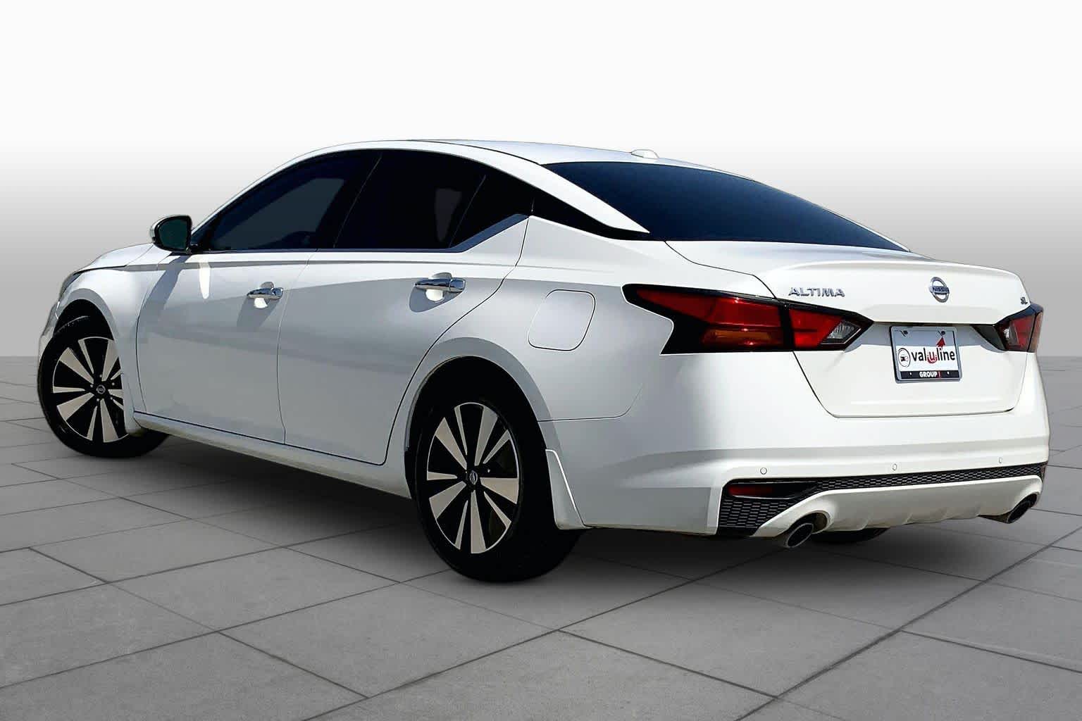 2019 Nissan Altima 2.5 SL Pearl White Tricoat at Sterling McCall Nissan