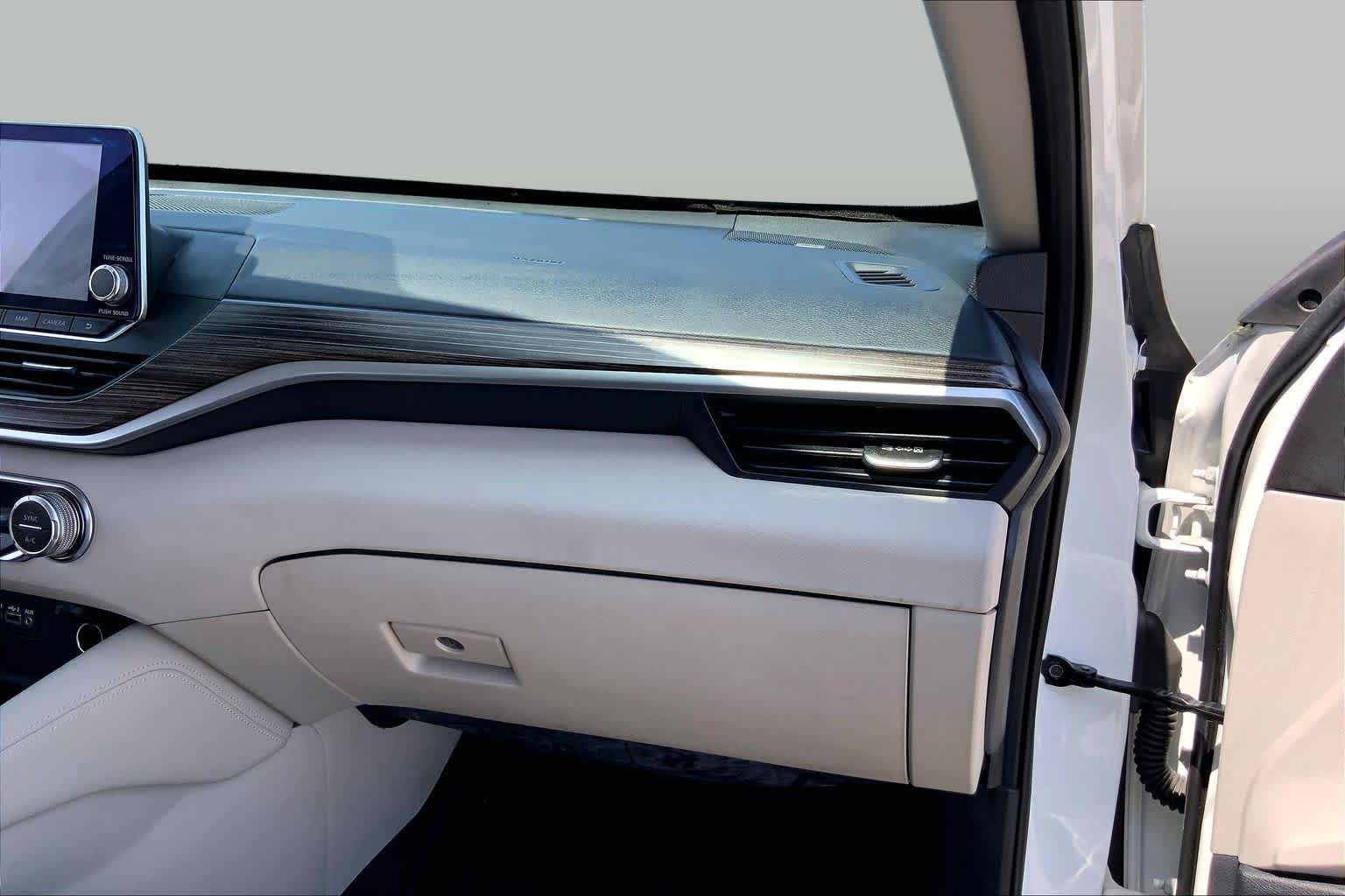 2019 Nissan Altima 2.5 SL Pearl White Tricoat at Sterling McCall Nissan