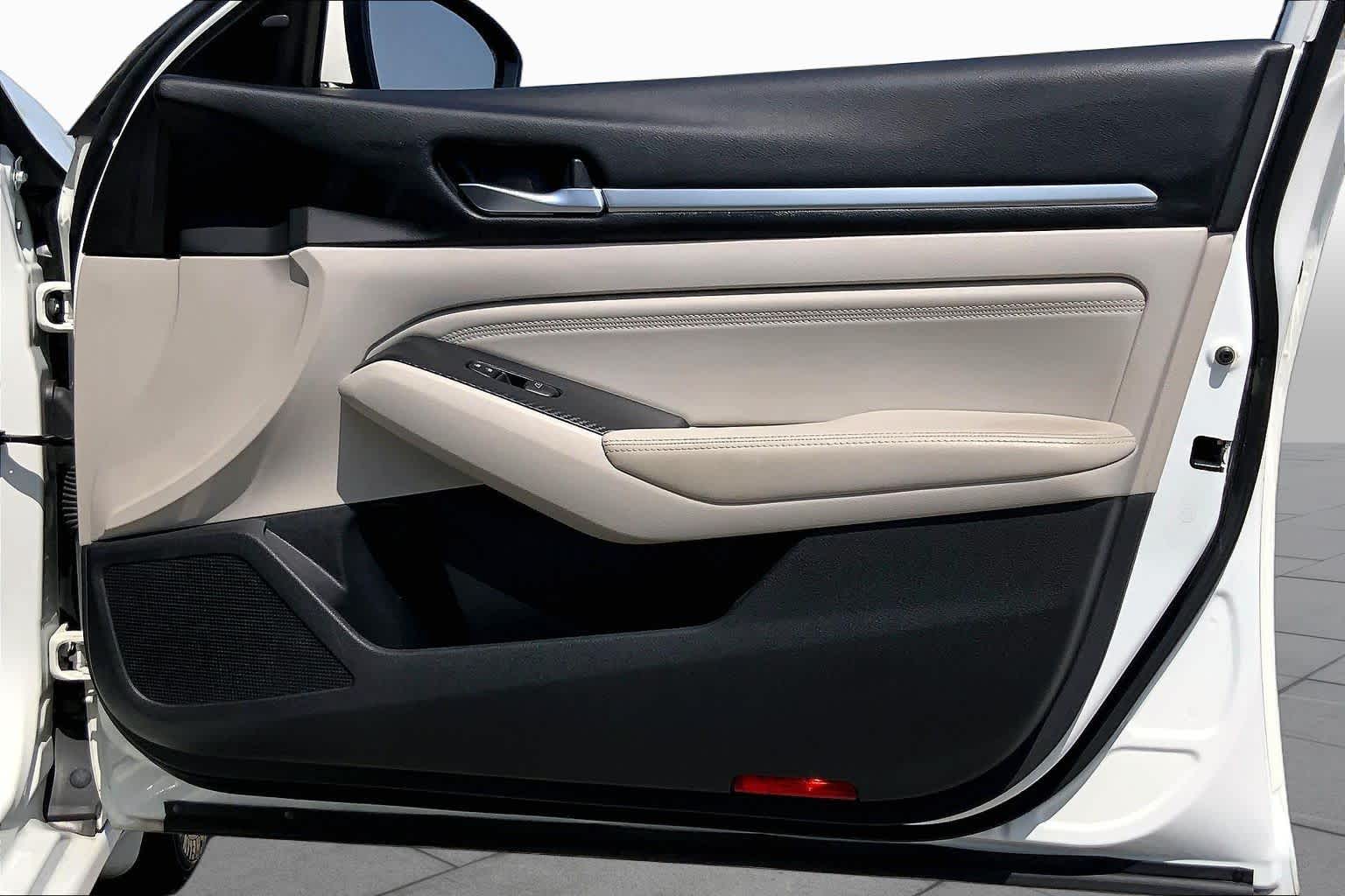 2019 Nissan Altima 2.5 SL Pearl White Tricoat at Sterling McCall Nissan