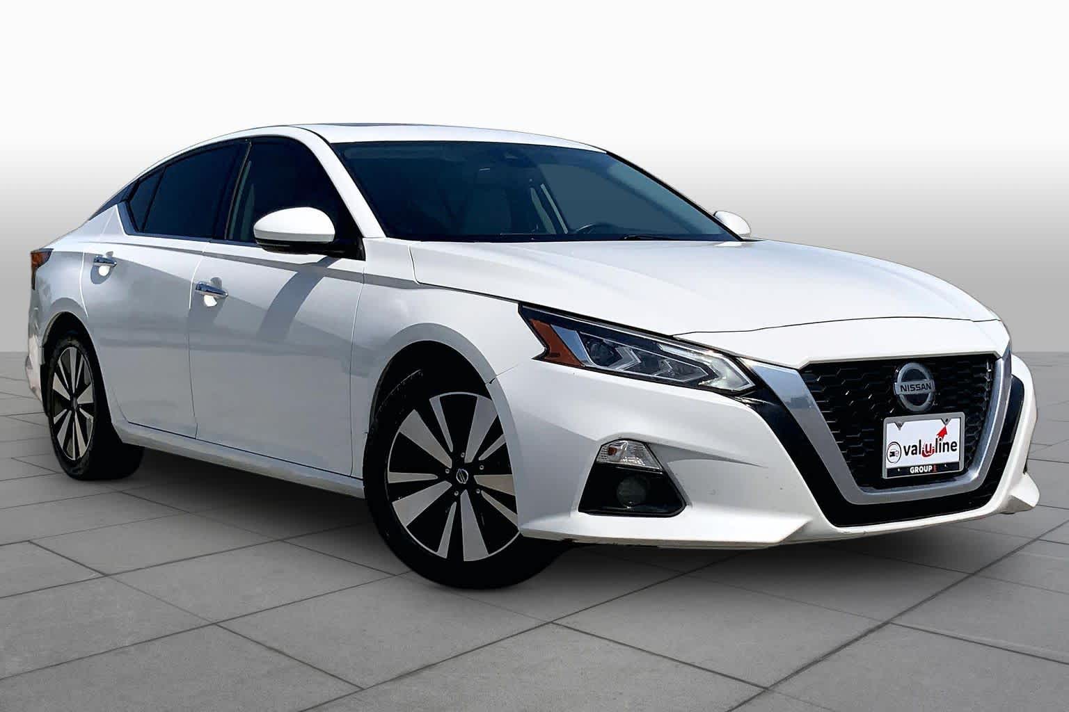 2019 Nissan Altima 2.5 SL Pearl White Tricoat at Sterling McCall Nissan