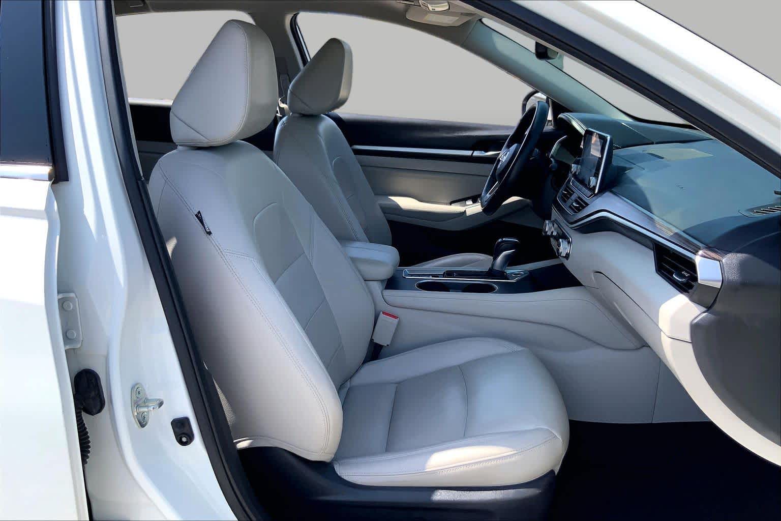 2019 Nissan Altima 2.5 SL Pearl White Tricoat at Sterling McCall Nissan