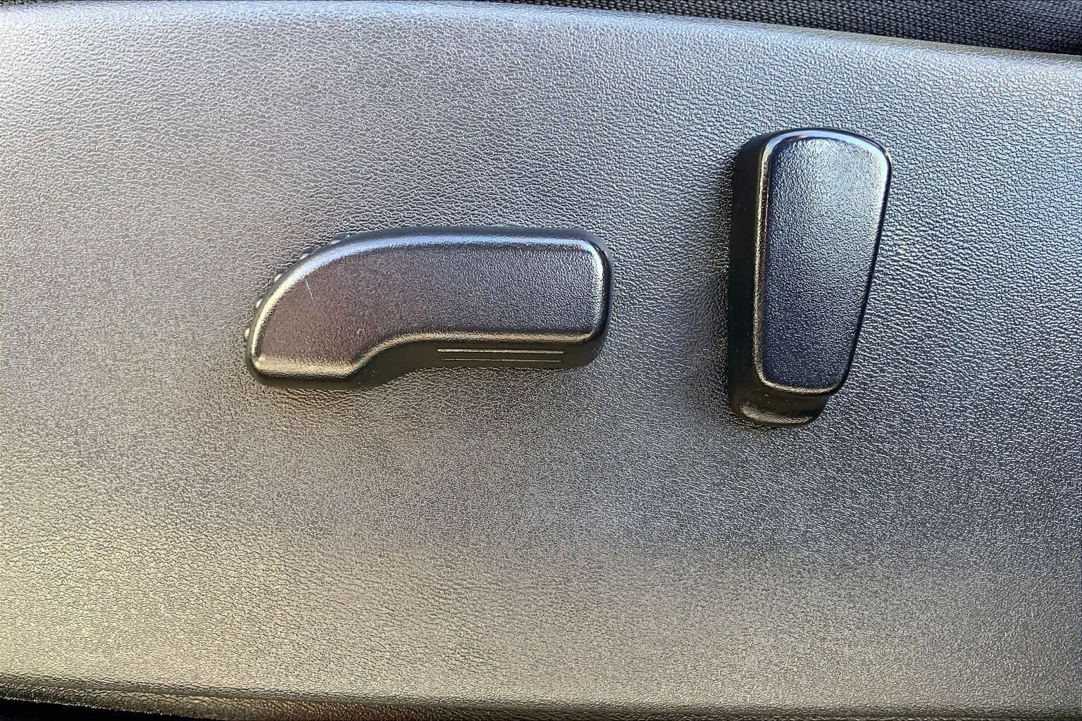2023 Nissan Frontier SV Glacier White at Sterling McCall Nissan