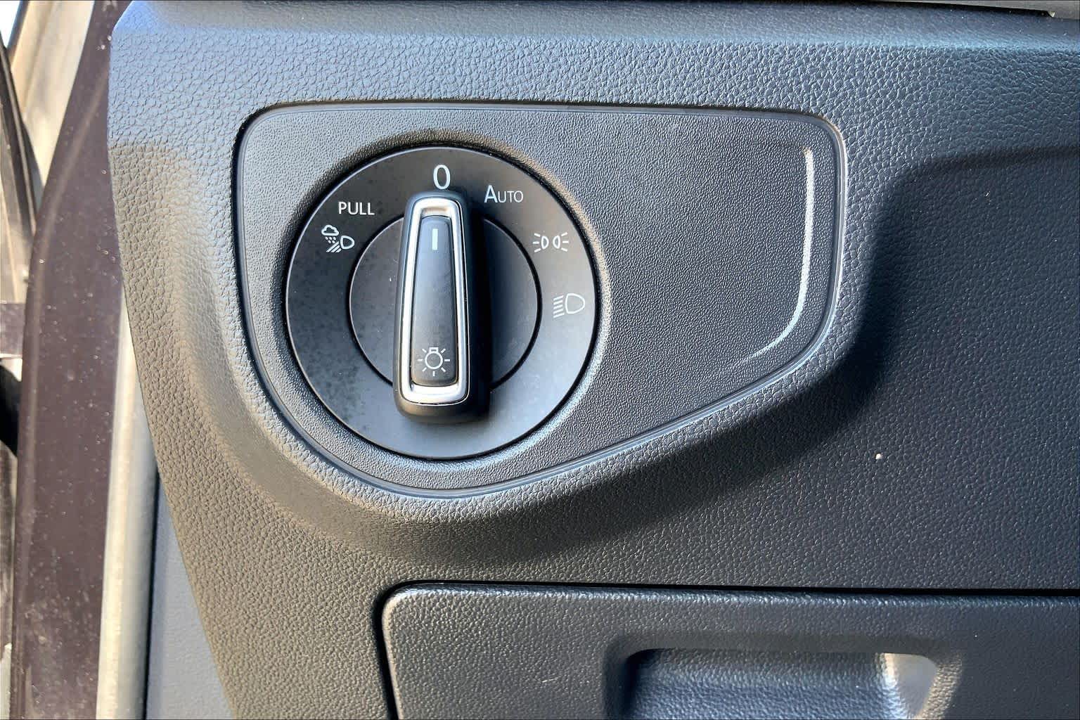 2022 Volkswagen Atlas 2.0T SE DEEP BLACK PEARL EFFECT at Beck & Masten Kia