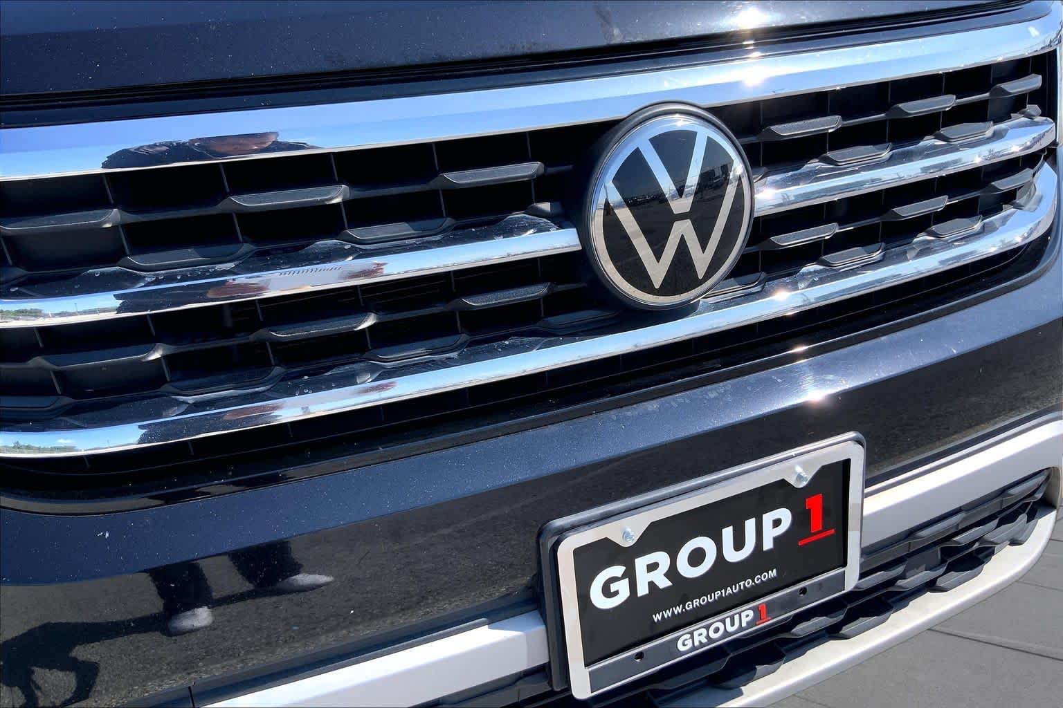 2022 Volkswagen Atlas 2.0T SE DEEP BLACK PEARL EFFECT at Beck & Masten Kia