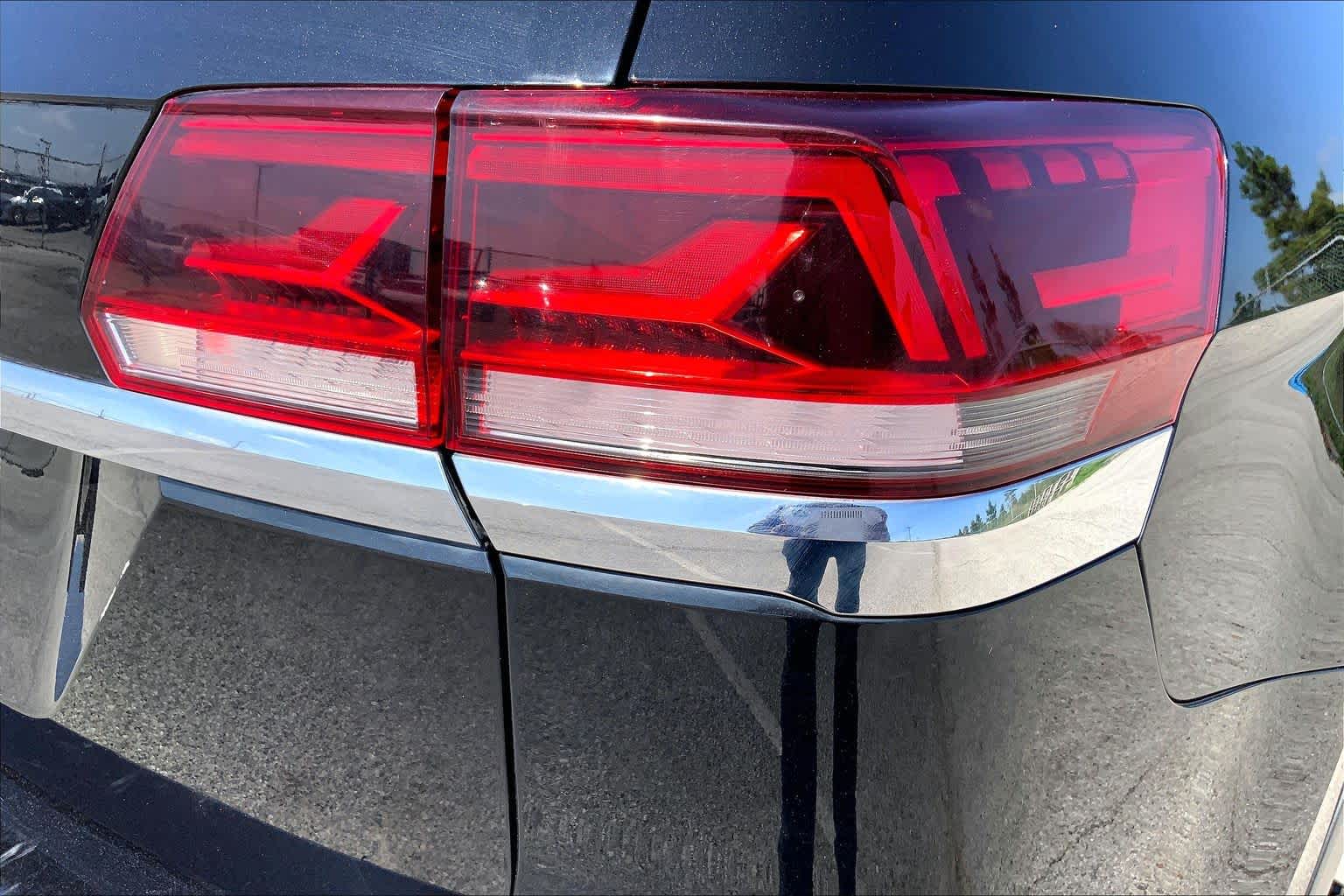 2022 Volkswagen Atlas 2.0T SE DEEP BLACK PEARL EFFECT at Beck & Masten Kia