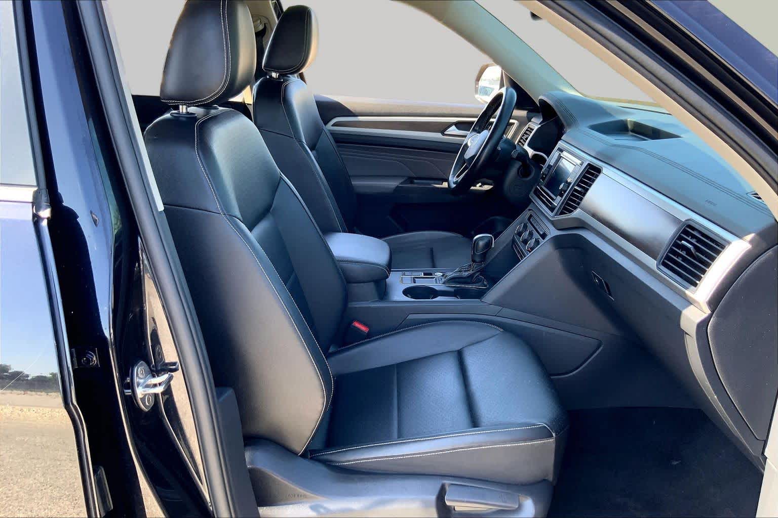 2022 Volkswagen Atlas 2.0T SE DEEP BLACK PEARL EFFECT at Beck & Masten Kia