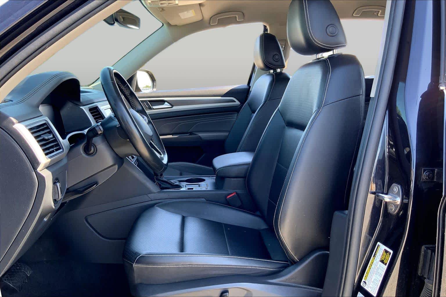 2022 Volkswagen Atlas 2.0T SE DEEP BLACK PEARL EFFECT at Beck & Masten Kia