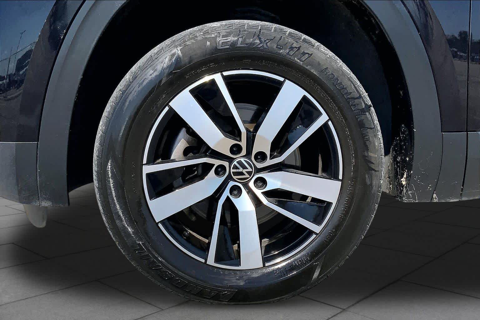2022 Volkswagen Atlas 2.0T SE DEEP BLACK PEARL EFFECT at Beck & Masten Kia