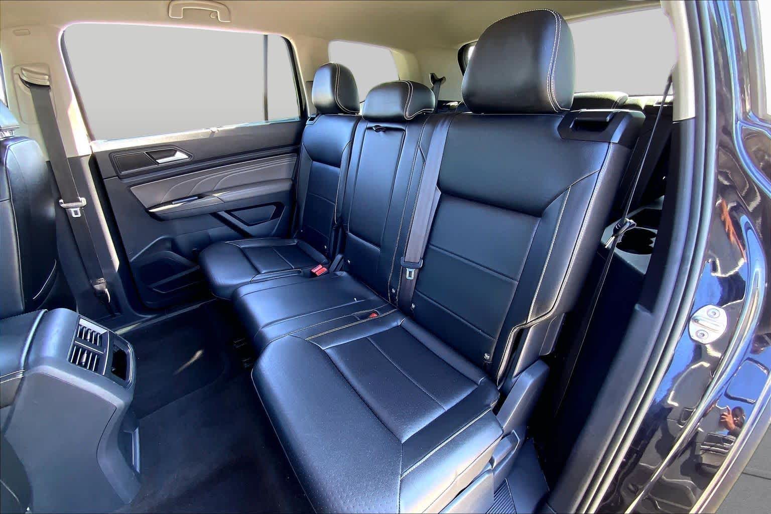 2022 Volkswagen Atlas 2.0T SE DEEP BLACK PEARL EFFECT at Beck & Masten Kia