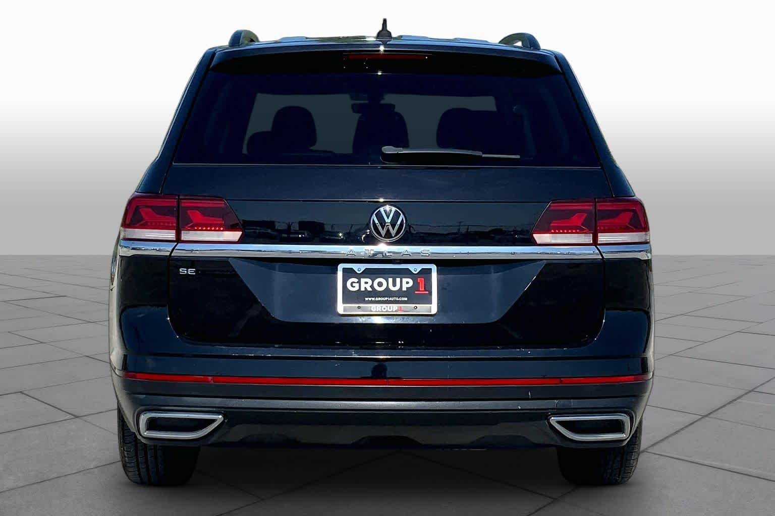 2022 Volkswagen Atlas 2.0T SE DEEP BLACK PEARL EFFECT at Beck & Masten Kia