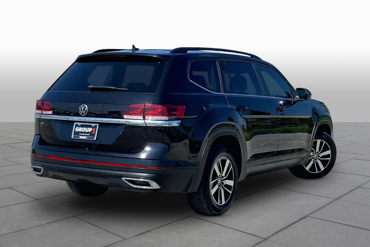2022 Volkswagen Atlas 2.0T SE DEEP BLACK PEARL EFFECT at Beck & Masten Kia