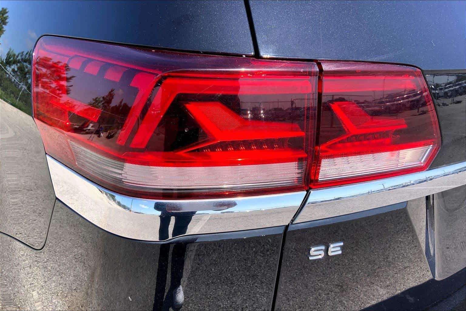 2022 Volkswagen Atlas 2.0T SE DEEP BLACK PEARL EFFECT at Beck & Masten Kia