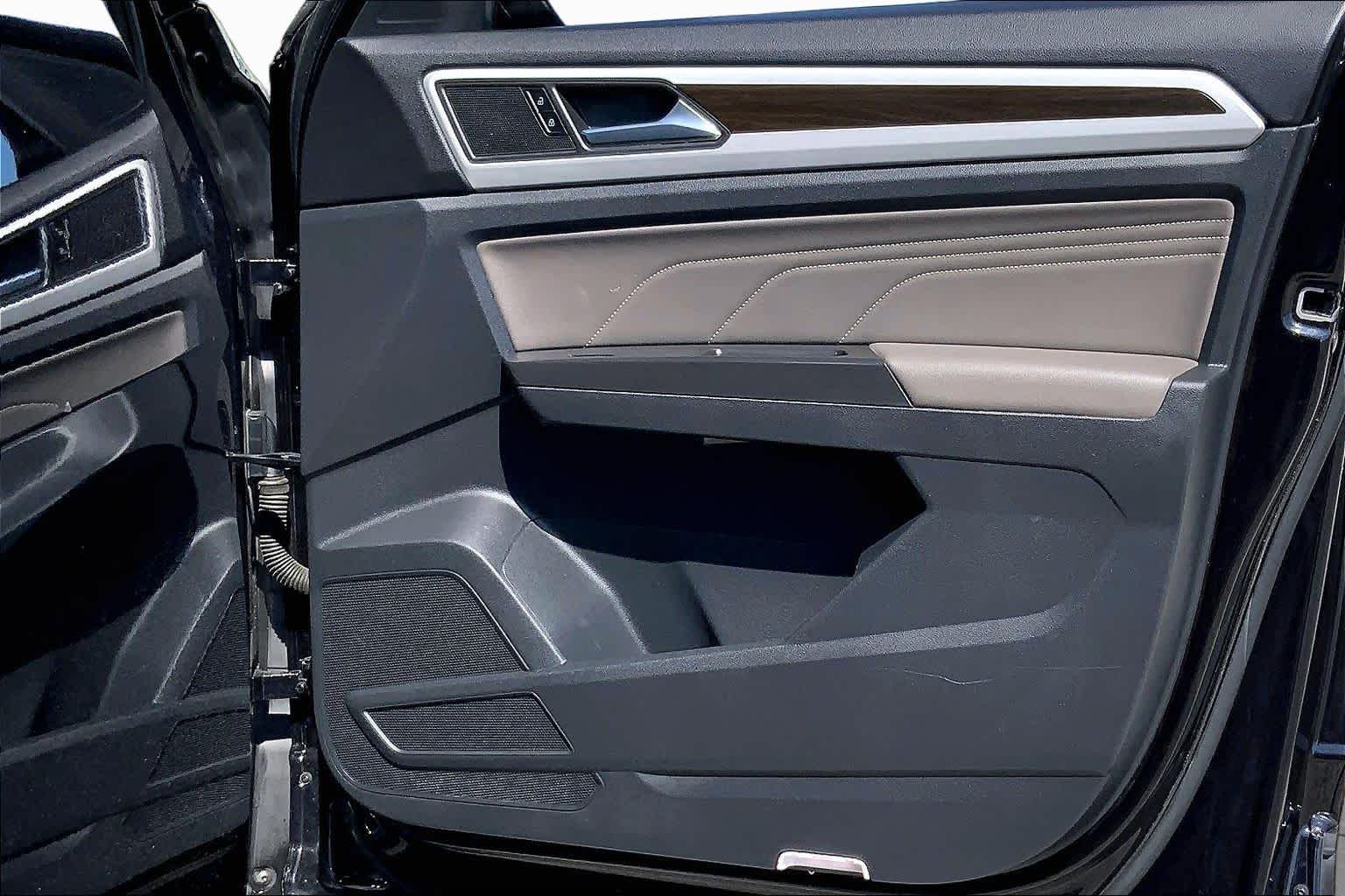 2022 Volkswagen Atlas 2.0T SE DEEP BLACK PEARL EFFECT at Beck & Masten Kia