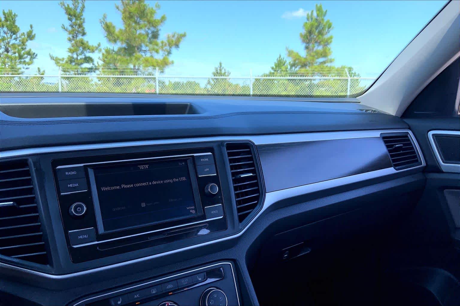 2022 Volkswagen Atlas 2.0T SE DEEP BLACK PEARL EFFECT at Beck & Masten Kia