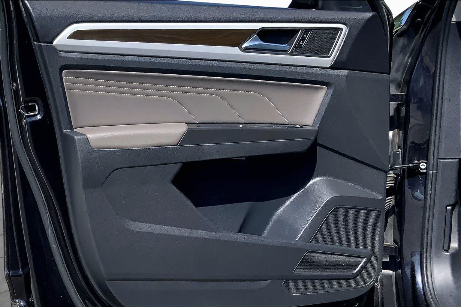 2022 Volkswagen Atlas 2.0T SE DEEP BLACK PEARL EFFECT at AutoNation USA Katy