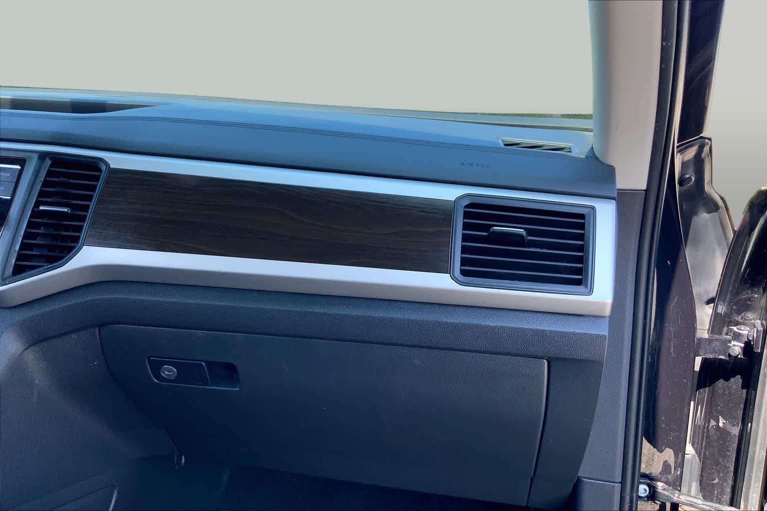 2022 Volkswagen Atlas 2.0T SE DEEP BLACK PEARL EFFECT at AutoNation USA Katy