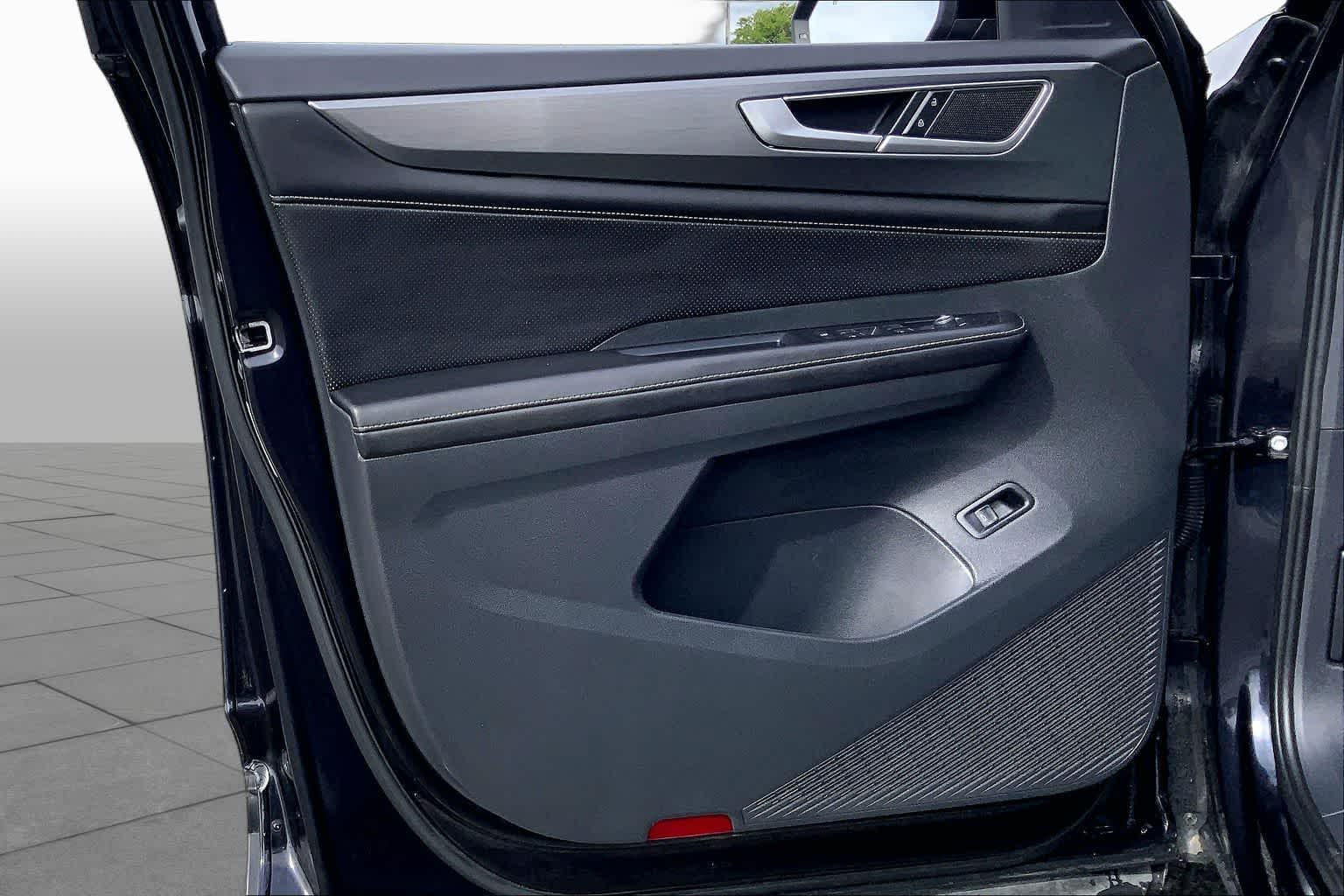 2025 Volkswagen Atlas Cross Sport 2.0T SE w/Technology Deep Black Pearl at Turner Chevrolet