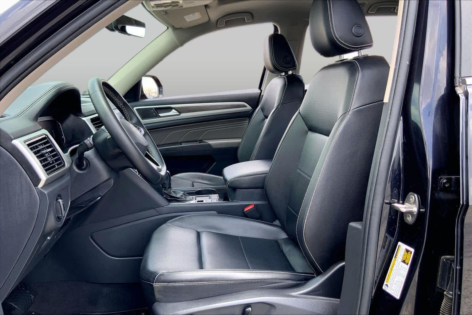 2022 Volkswagen Atlas 2.0T SE w/Technology Deep Black Pearl at Mac Haik Ford