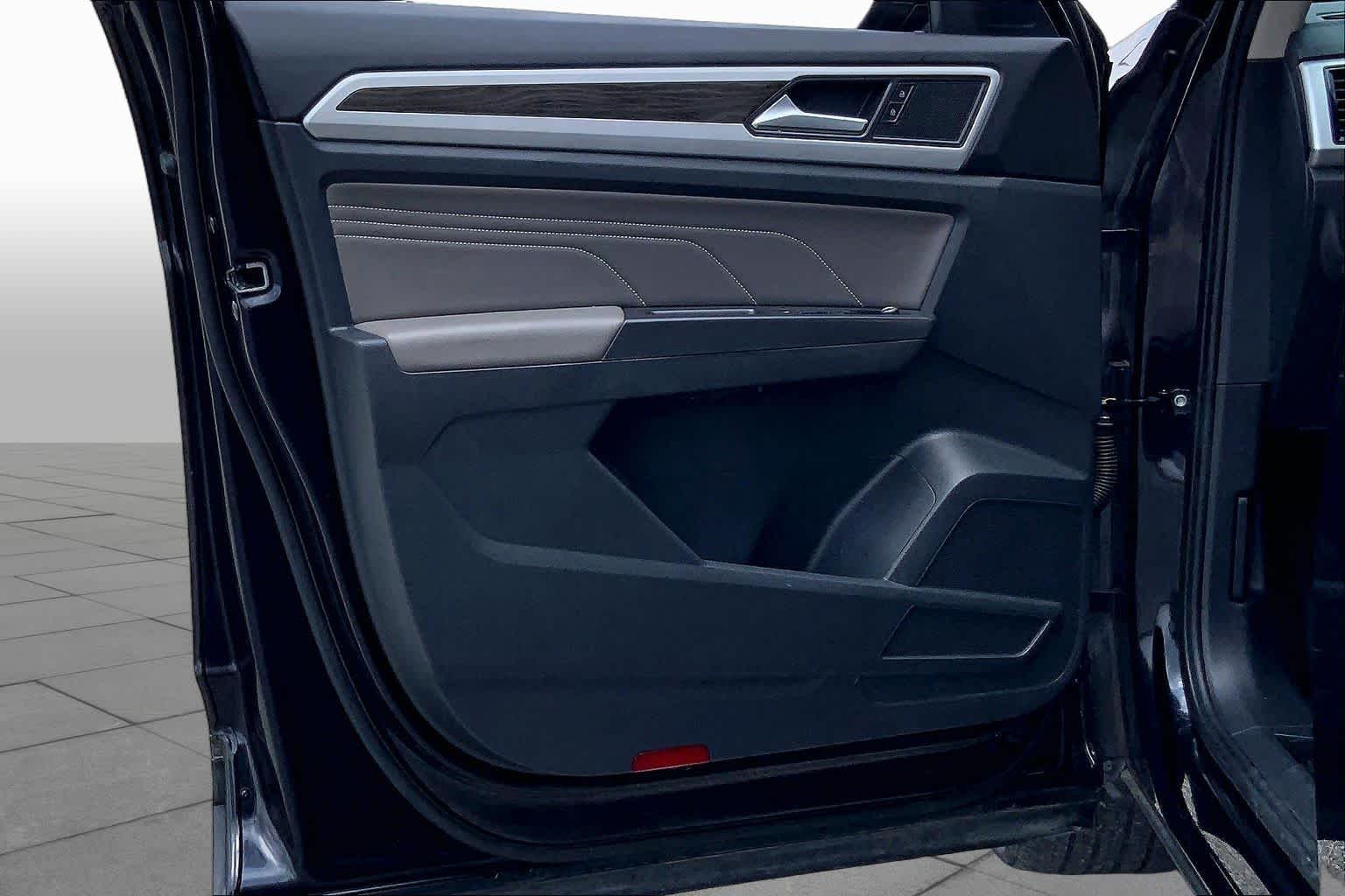2022 Volkswagen Atlas 2.0T SE w/Technology Deep Black Pearl at Mac Haik Ford