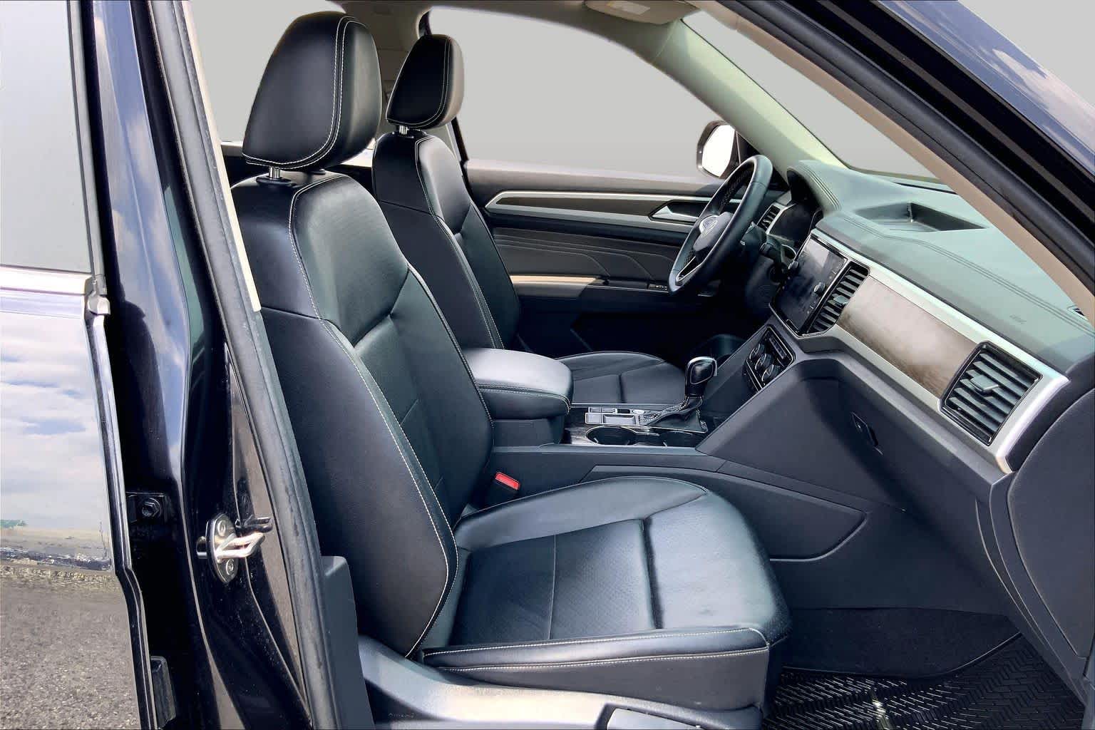 2022 Volkswagen Atlas 2.0T SE w/Technology Deep Black Pearl at Mac Haik Ford