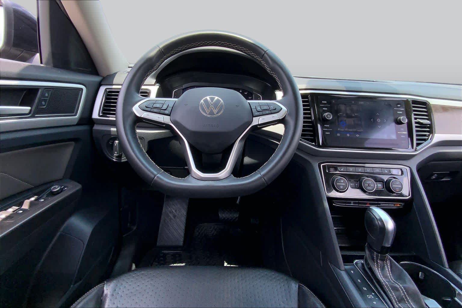 2022 Volkswagen Atlas 2.0T SE w/Technology Deep Black Pearl at Mac Haik Ford