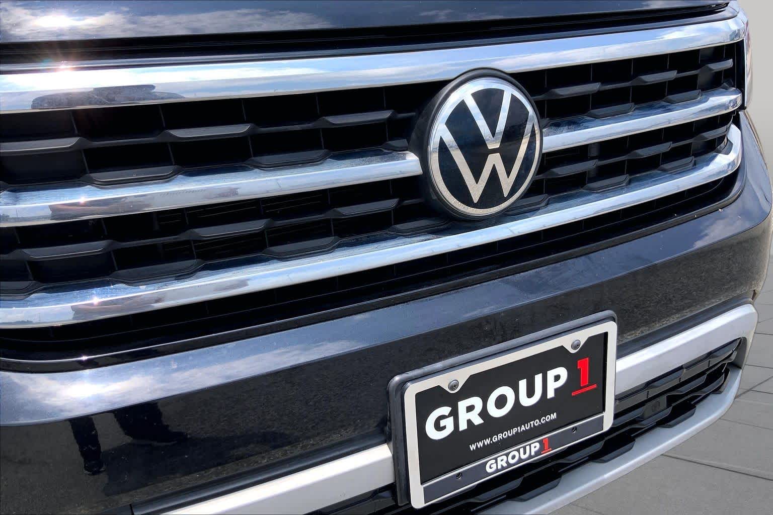 2022 Volkswagen Atlas 2.0T SE w/Technology Deep Black Pearl at Mac Haik Ford